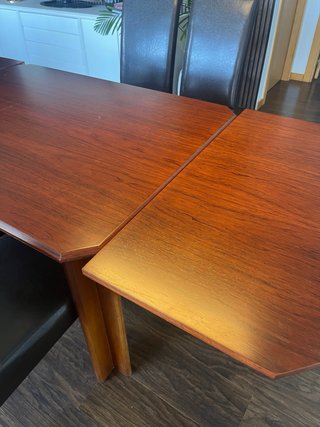 Mesa de comedor de madera natural
