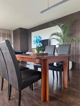Mesa de comedor de madera natural