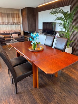 Mesa de comedor de madera natural