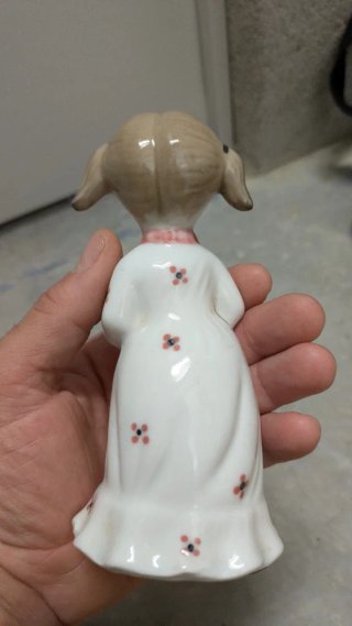 Figura de porcelana niña con muñeca