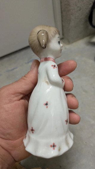 Figura de porcelana niña con muñeca