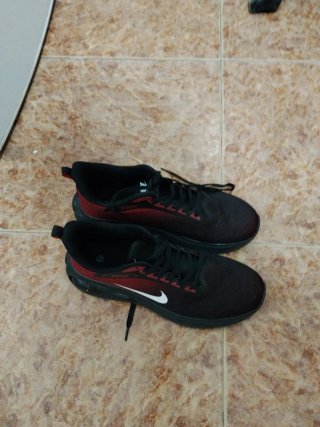 Zapatillas Nike Negras y Rojas TALLA 43