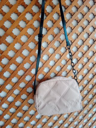 Bolso  acolchado negro y beige. No marca