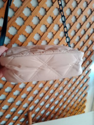 Bolso  acolchado negro y beige. No marca