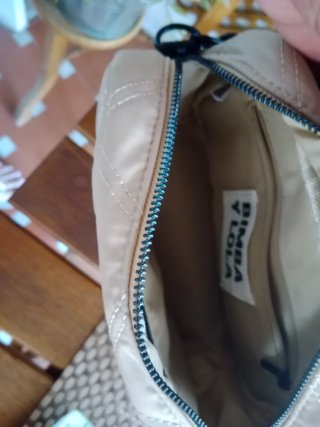 Bolso  acolchado negro y beige. No marca