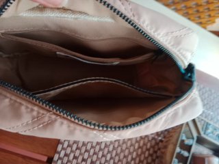 Bolso  acolchado negro y beige. No marca