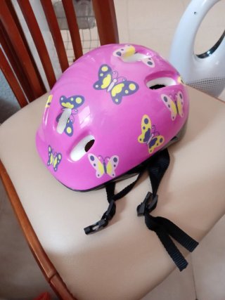 Casco de bicicleta infantil rosa con mariposas