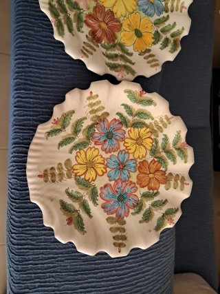 Piatti in ceramica dipinti a mano