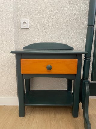 Cómoda, espejo y mesilla de noche de madera verde