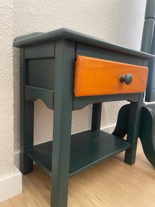 Cómoda, espejo y mesilla de noche de madera verde