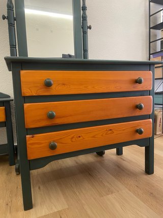 Cómoda, espejo y mesilla de noche de madera verde