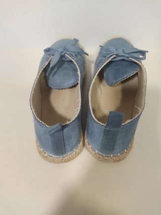 Zapatillas azules con cordones y esparto