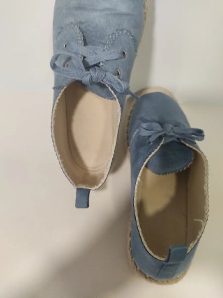 Zapatillas azules con cordones y esparto