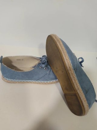 Zapatillas azules con cordones y esparto