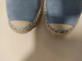 Zapatillas azules con cordones y esparto