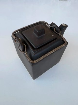 Tetera negra cuadrada 10x10x13 cm