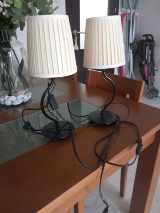 Lámparas de forja negra y tela beige