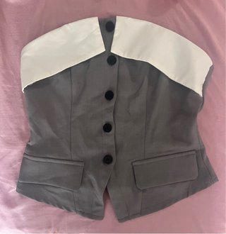 Top gris y blanco con botones