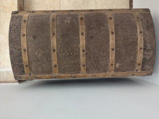 Baúl antiguo de madera y metal