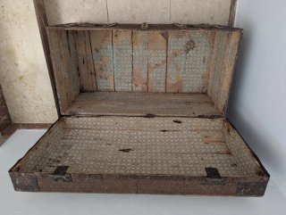 Baúl antiguo de madera y metal