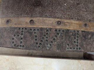 Baúl antiguo de madera y metal