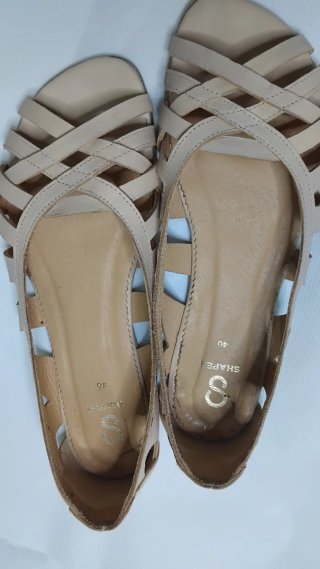 Sandalias de piel beige respetuosas marca Shapen