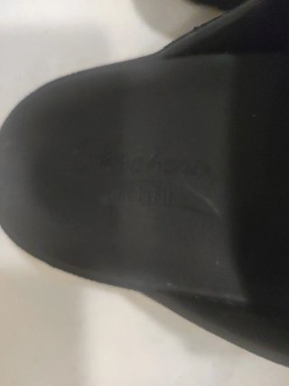Sandalias Skechers con hebillas doradas