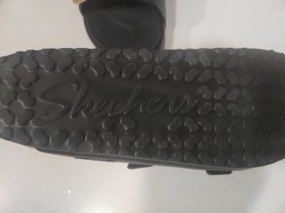 Sandalias Skechers con hebillas doradas