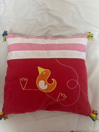 Almohada infantil con pájaro