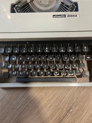 Máquina de escribir Olivetti Dora