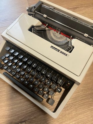 Máquina de escribir Olivetti Dora