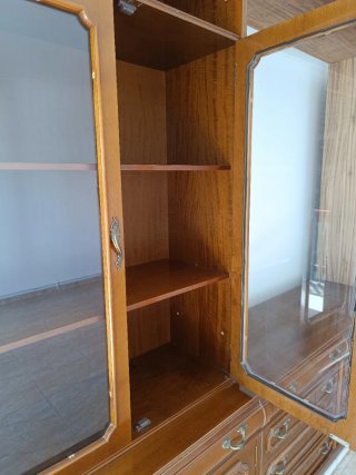 Mueble TV vitrina madera y cristal