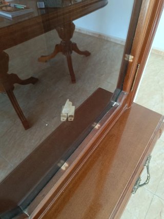 Mueble TV vitrina madera y cristal