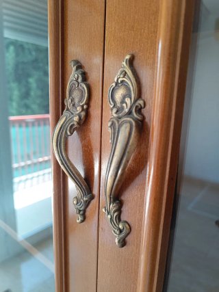 Mueble TV vitrina madera y cristal