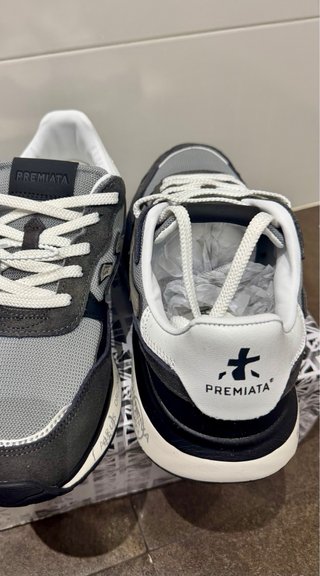 Zapatillas Premiata grises y negras