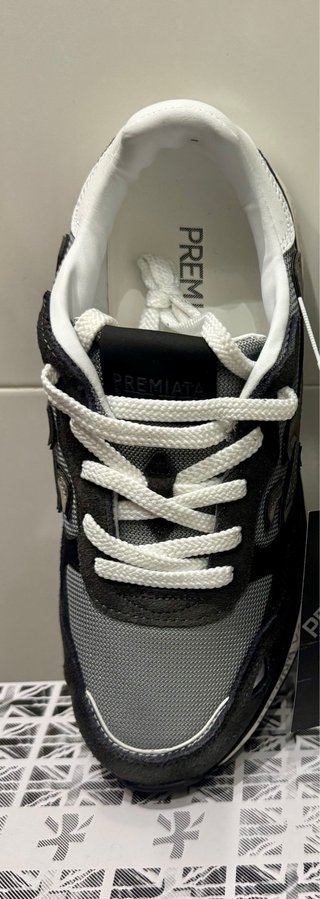 Zapatillas Premiata grises y negras