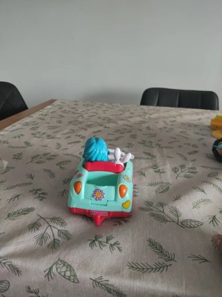 Coche PinyPon con figura de conejita