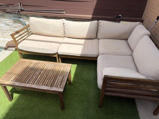 Conjunto de Sofá y Mesa de Jardín de madera.
