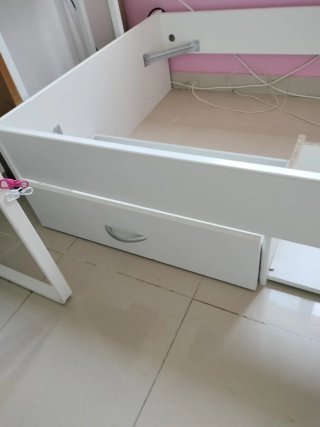 Cama 190x90 con somier metálico y láminas de mader