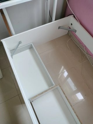 Cama 190x90 con somier metálico y láminas de mader