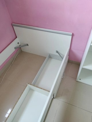 Cama 190x90 con somier metálico y láminas de mader