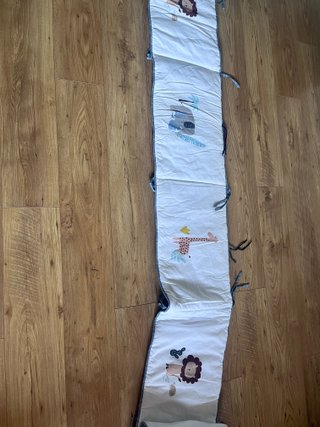 Protector de cuna con motivos de animales