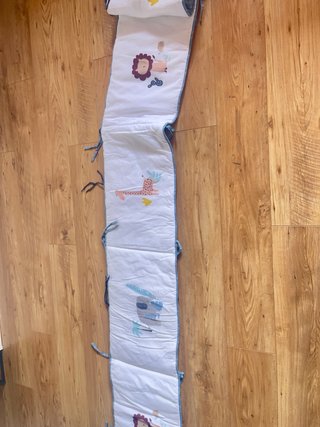 Protector de cuna con motivos de animales