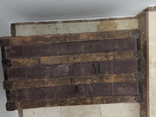 Baúl de equipaje antiguo de madera y metal