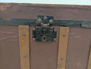 Baúl de equipaje antiguo de madera y metal