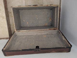 Baúl de equipaje antiguo de madera y metal