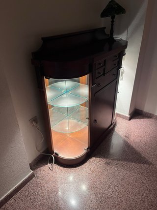Mueble aparador de madera y cristal