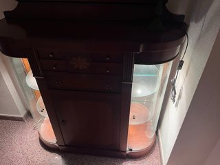 Mueble aparador de madera y cristal