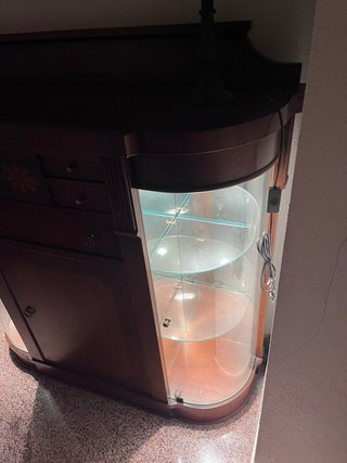 Mueble aparador de madera y cristal
