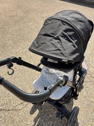 Carrito de bebé negro